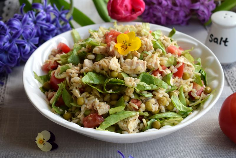 Sałatka z gotowanym kurczakiem i kaszą pęczak Sałatka z gotowanym kurczakiem i kaszą pęczak