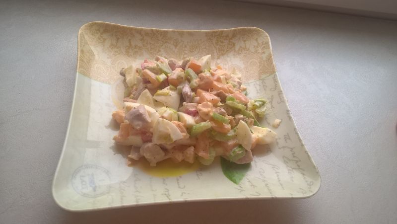 Sałatka z gotowanym kurczakiem i selerem naciowym