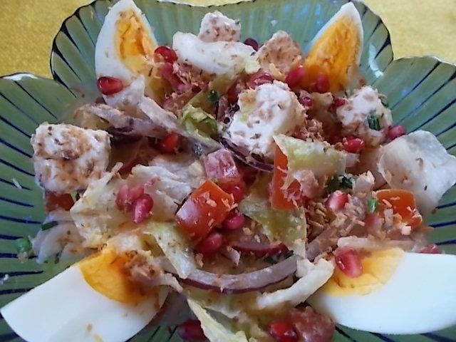 Sałatka z granatem, fetą, jajkami i sałatą Sałatka z granatem, fetą, jajkami i sałatą