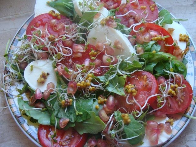 Sałatka z granatem i mozzarellą