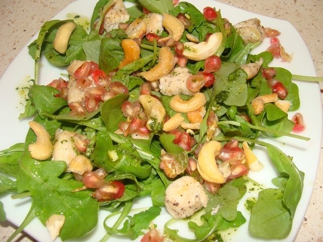 Sałatka z granatem i orzechami