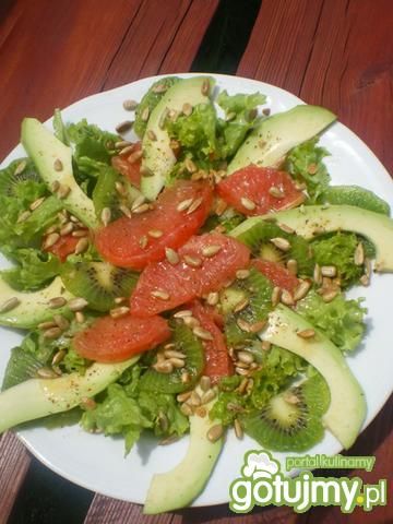 Sałatka z grapefruitem, awokado, kiwi