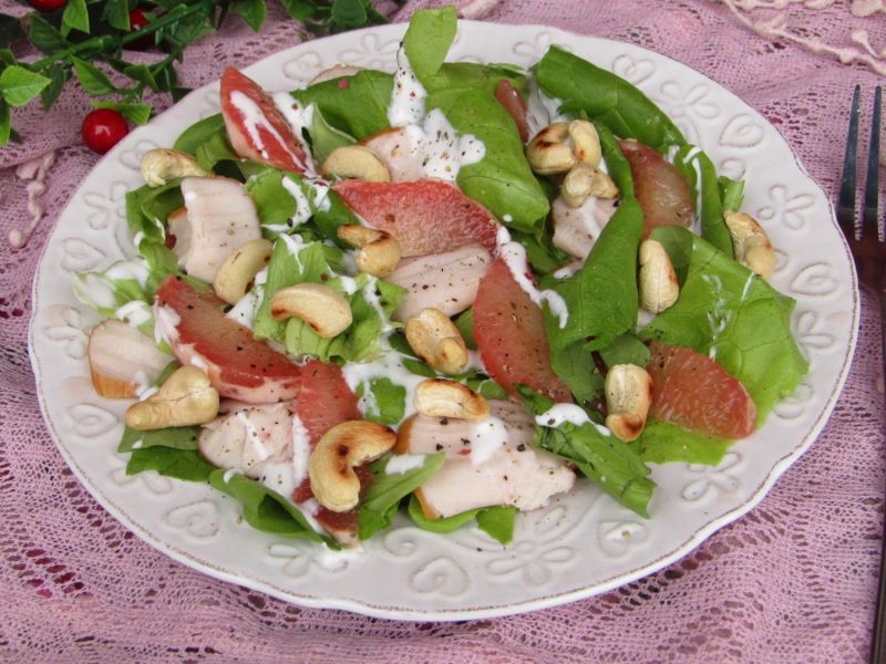 Sałatka z grejpfrutem, kurczakiem i orzechami