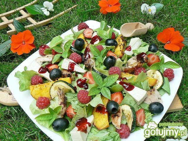 Sałatka z grilla z sosem malinowym Sałatka z grilla z sosem malinowym