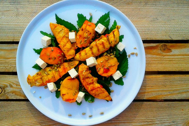 Sałatka z grillowaną brzoskwinią i kurczakiem Sałatka z grillowaną brzoskwinią i kurczakiem