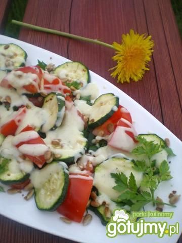 Sałatka z grillowaną cukinią. Sałatka z grillowaną cukinią.