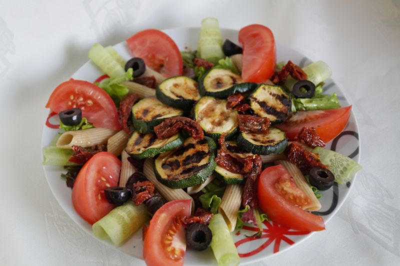 Sałatka z grillowaną cukinią
