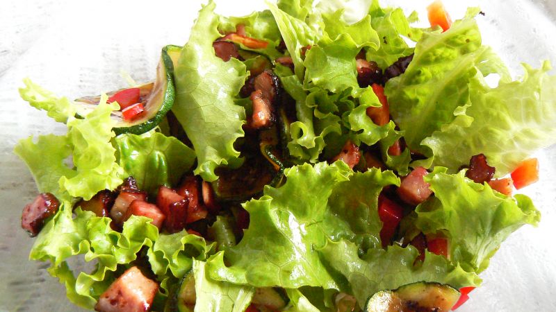 Sałatka z grillowaną cukinią