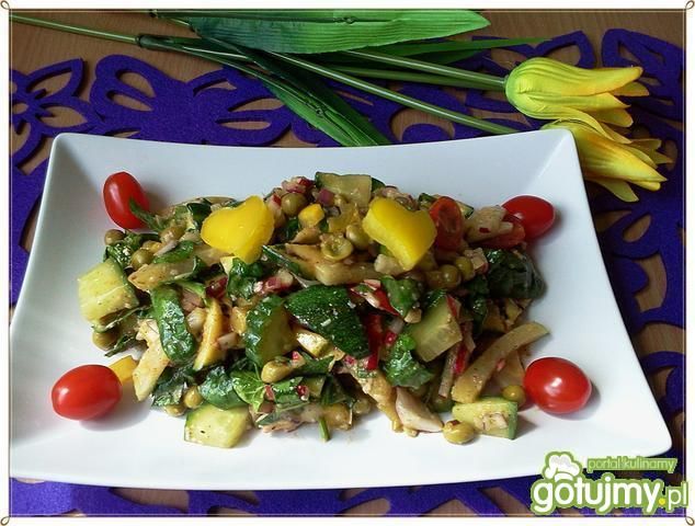 Sałatka z grillowaną cukinią i kalarepką