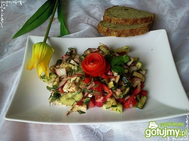 Sałatka z grillowaną cukinia z camembert