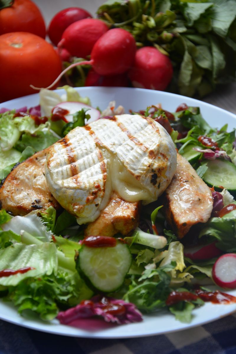 Sałatka z grillowaną piersią i camembertem Sałatka z grillowaną piersią i camembertem