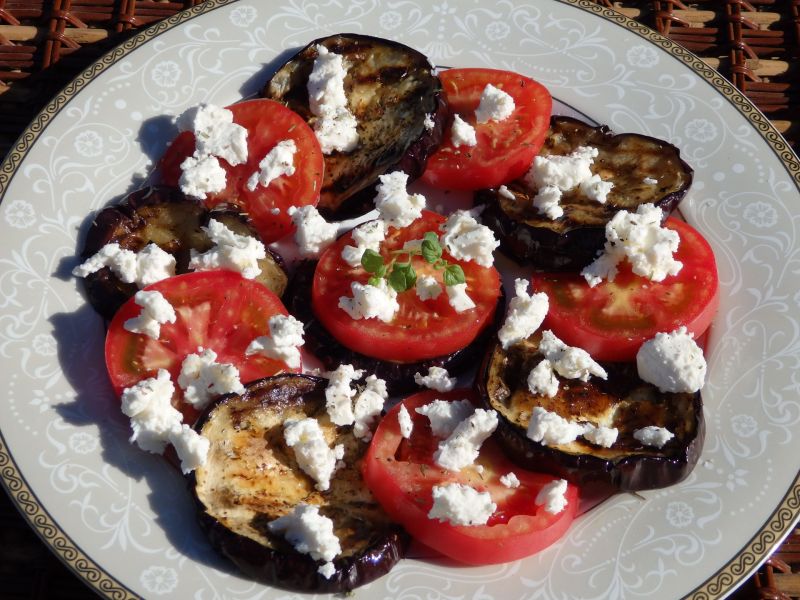 Sałatka z grillowanym bakłażanem