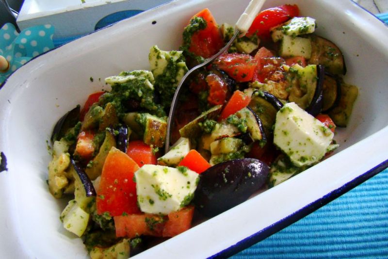 Sałatka z grillowanym bakłażanem i gruszką Sałatka z grillowanym bakłażanem i gruszką