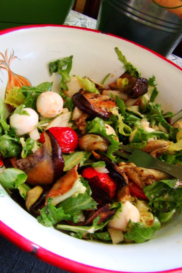Sałatka z grillowanym bakłażanem i truskawkami