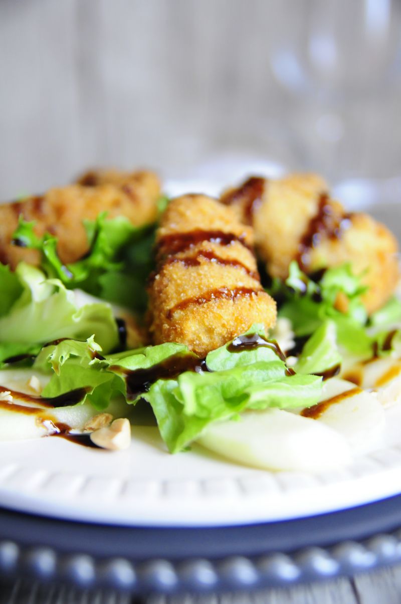 Sałatka z grillowanym camembertem