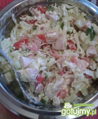 Sałatka z grillowanym indykiem i kapustą