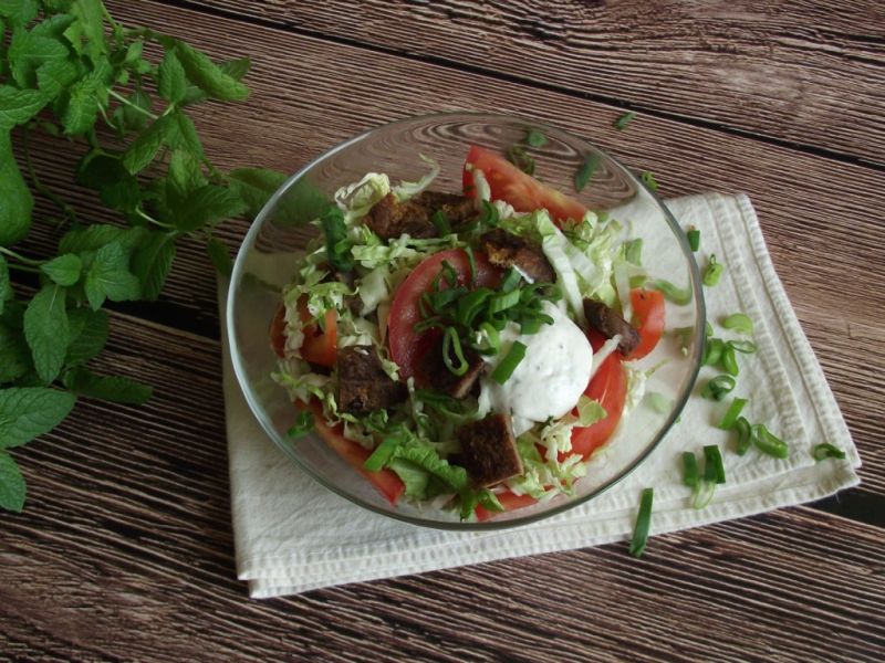 Sałatka z grillowanym karczkiem