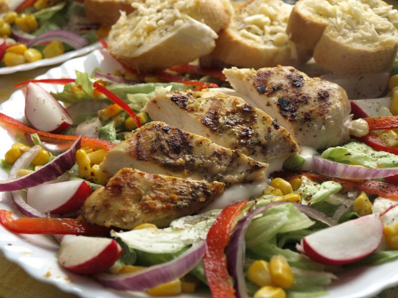 Sałatka z grillowanym kurczakiem i grzankami