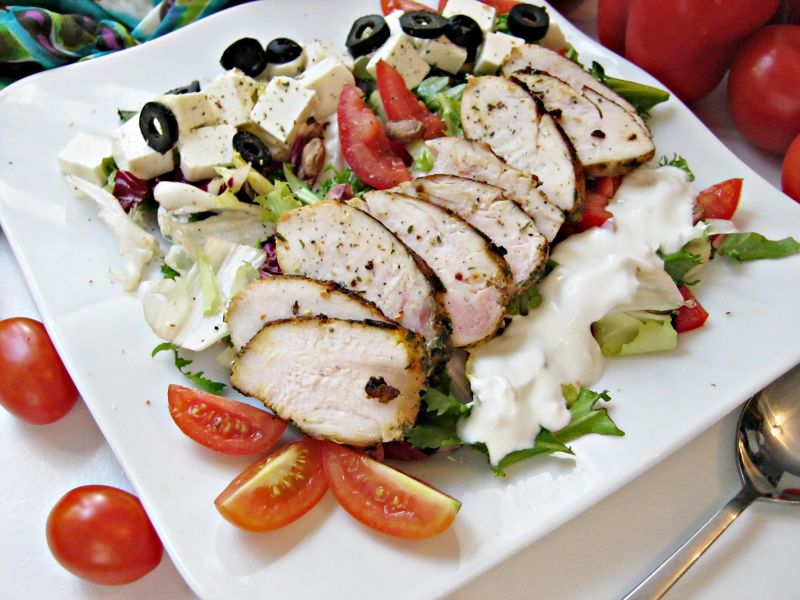 Sałatka z grillowanym kurczakiem i pistacjami