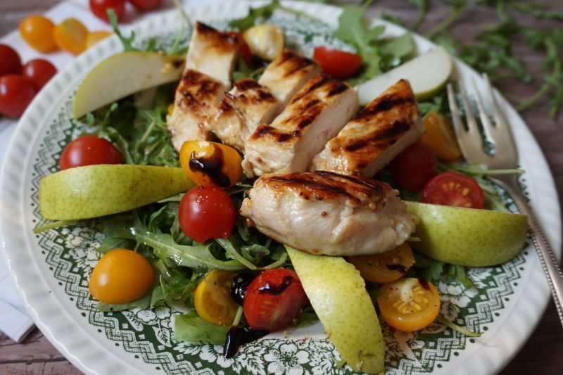Sałatka z grillowanym kurczakiem i rukolą Sałatka z grillowanym kurczakiem i rukolą