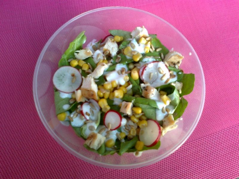 Sałatka z grillowanym kurczakiem i słonecznikiem