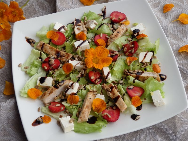 Sałatka z grillowanym kurczakiem i truskawkami