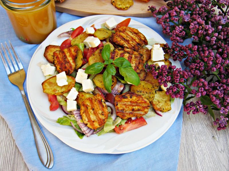 Sałatka z grillowanym kurczakiem i ziemniakami 