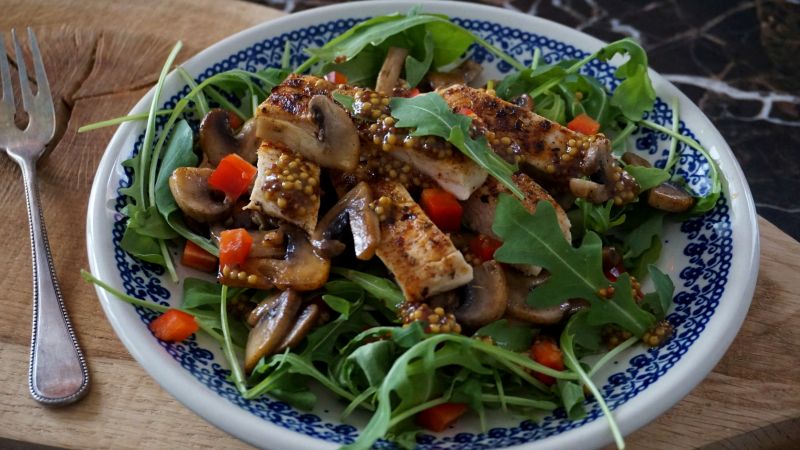 Sałatka z grillowanym kurczakiem, pieczarkami Sałatka z grillowanym kurczakiem, pieczarkami