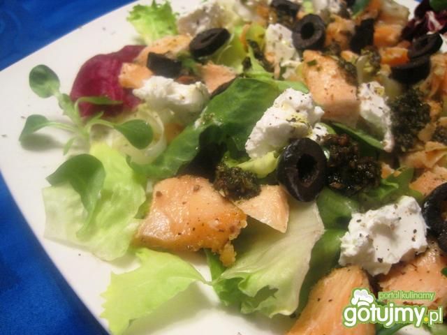 Sałatka z grillowanym łososiem Sałatka z grillowanym łososiem