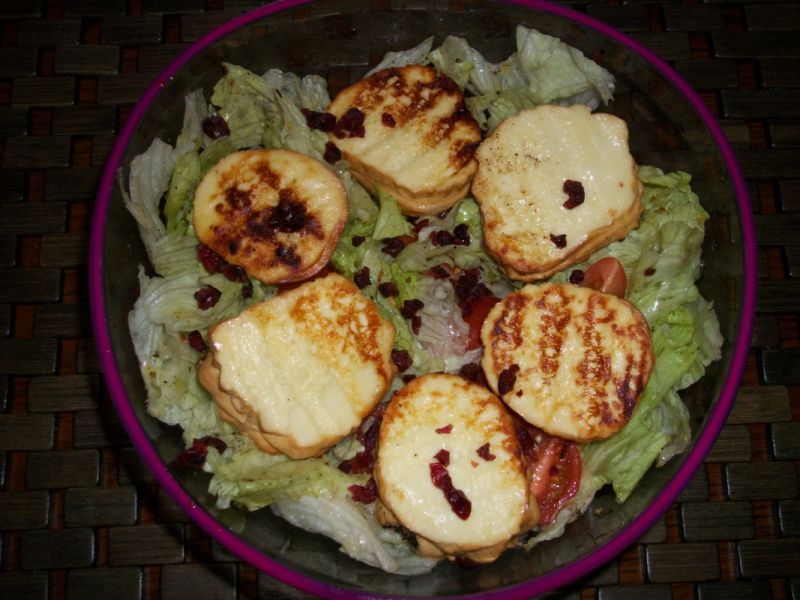 Sałatka z grillowanym oscypkiem