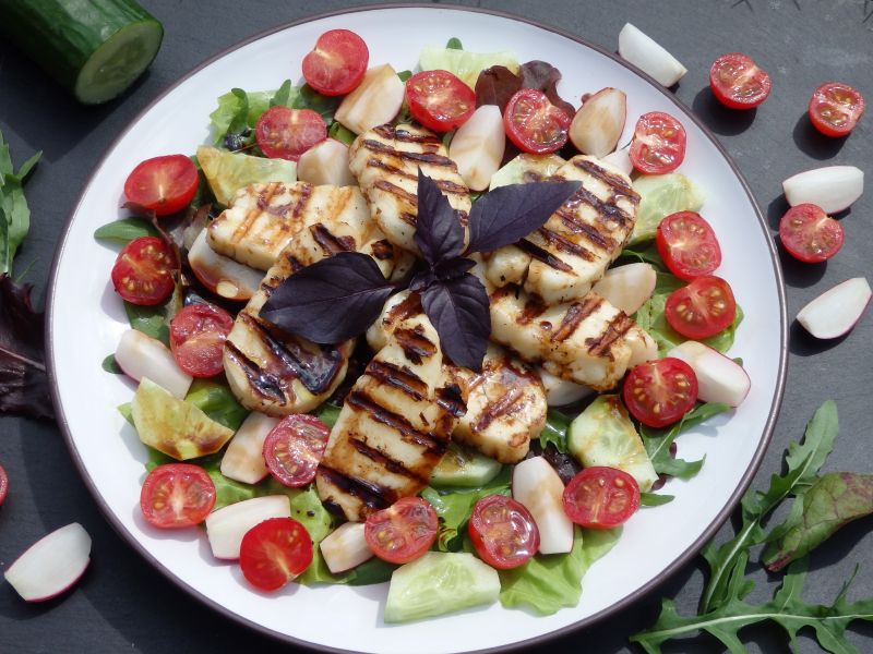 Sałatka z grillowanym serem halloumi i warzywami Sałatka z grillowanym serem halloumi i warzywami