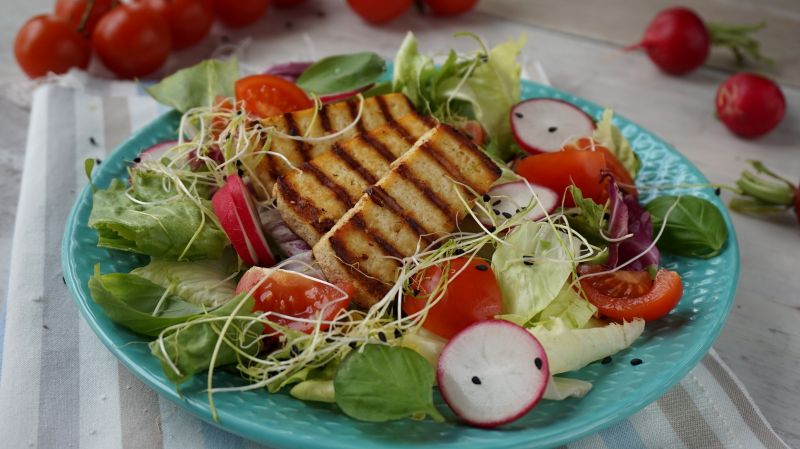 Sałatka z grillowanym tofu