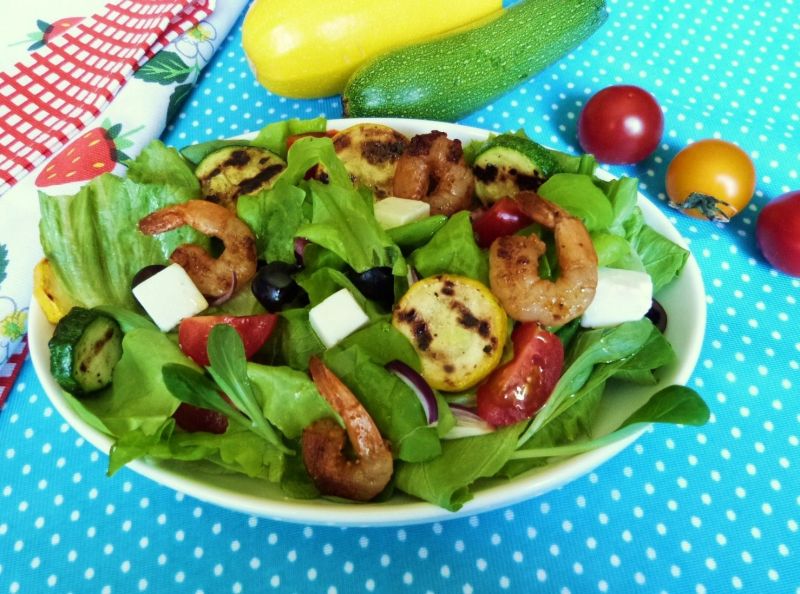 Sałatka z grillowanymi krewetkami i warzywami