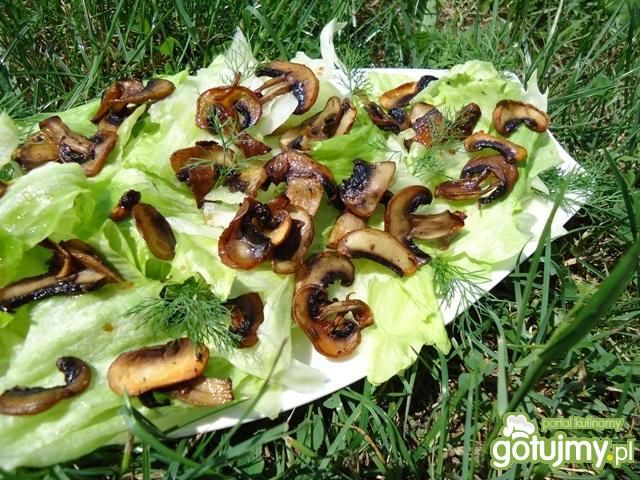 Sałatka z grillowanymi pieczarkami  Sałatka z grillowanymi pieczarkami