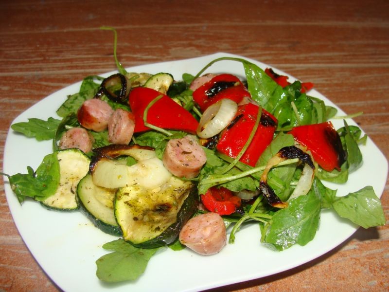 Sałatka z grillowanymi warzywami i kiełbaską Sałatka z grillowanymi warzywami i kiełbaską