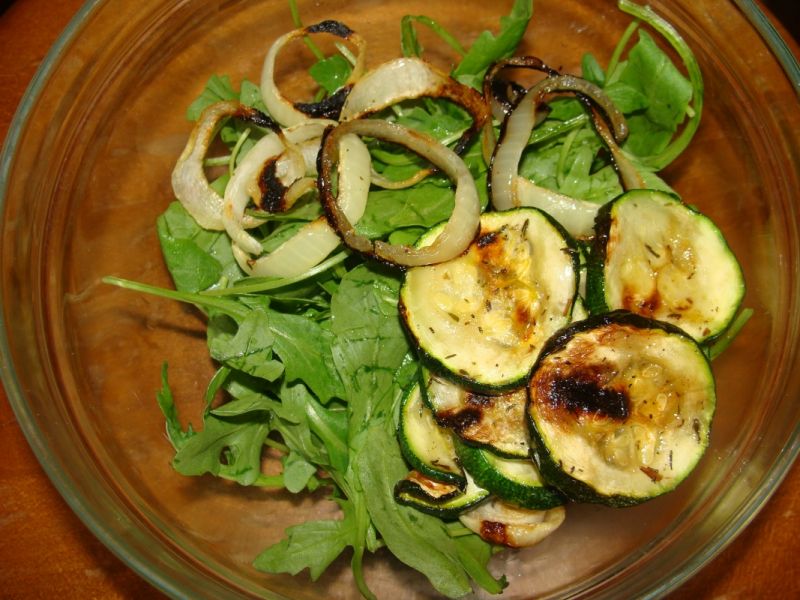 Sałatka z grillowanymi warzywami i kiełbaską