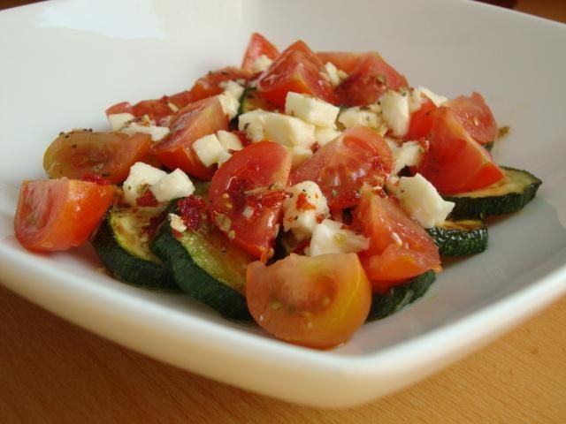 Sałatka z grilowanej cukinii z mozzarell