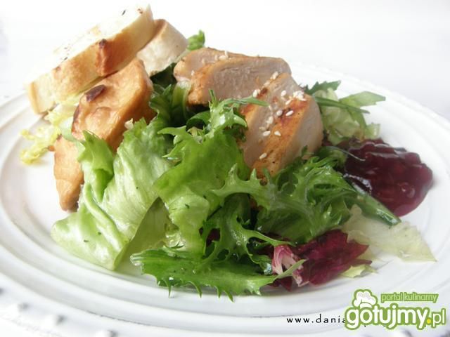 Sałatka z grilowanym oscypkiem i borówką