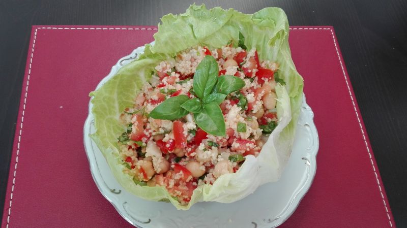 Sałatka z grochu włoskiego i kuskusu