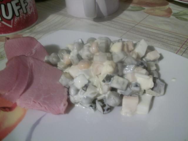 Sałatka z groszkiem i ogórkiem kiszonym