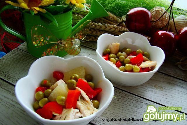 Sałatka z groszkiem i piersią kurczaka  Sałatka z groszkiem i piersią kurczaka