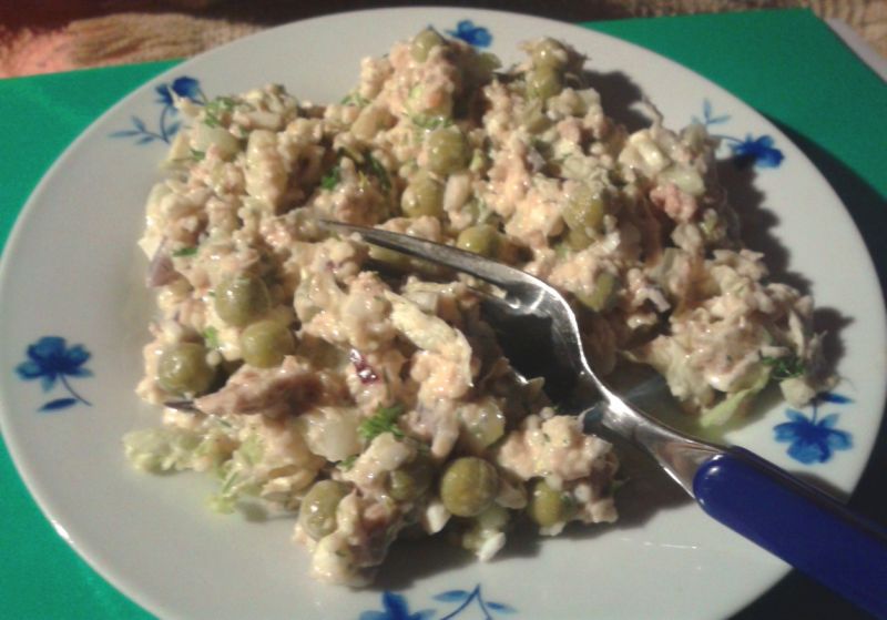 Sałatka z groszkiem i tuńczykiem