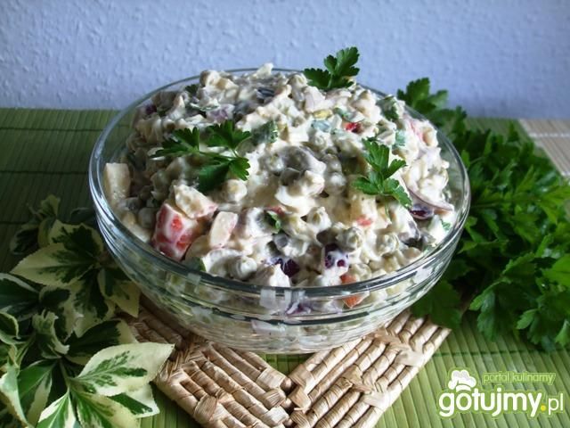 Sałatka z groszkiem, jajam i pieczarkami Sałatka z groszkiem, jajam i pieczarkami