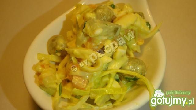 Sałatka z groszkiem, jajkiem, marchewką 