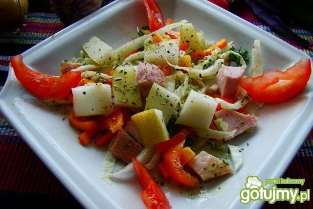 Sałatka z gruszką i kolorowym pieprzem  Sałatka z gruszką i kolorowym pieprzem