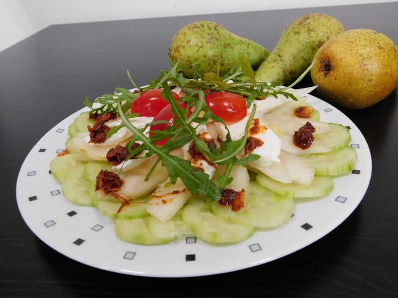 Sałatka z gruszką i mozzarellą 