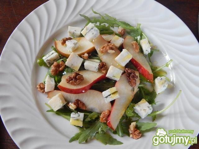 Sałatka z gruszką i serem pleśniowym