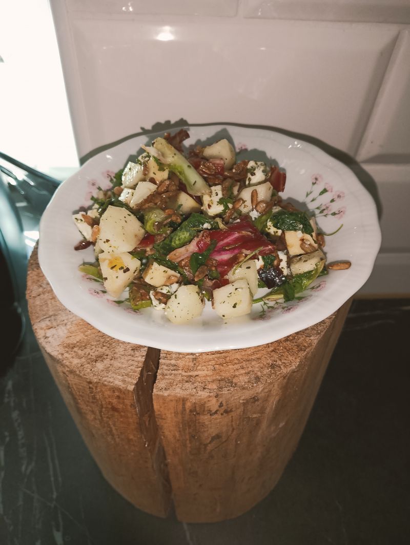 Sałatka z gruszką i serem pleśniowym Sałatka z gruszką i serem pleśniowym