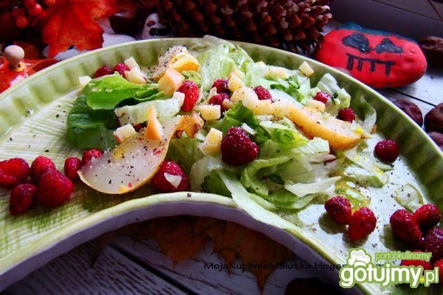 Sałatka z gruszką i serem wędzonym Sałatka z gruszką i serem wędzonym