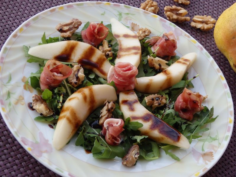 Sałatka z gruszką i szynką na rukoli
